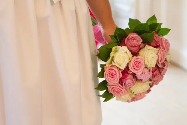 Rond bruidsboeket van roze en witte rozen