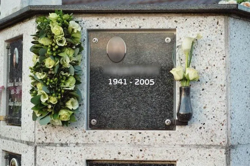 Bloemen bij een nis in een columbarium