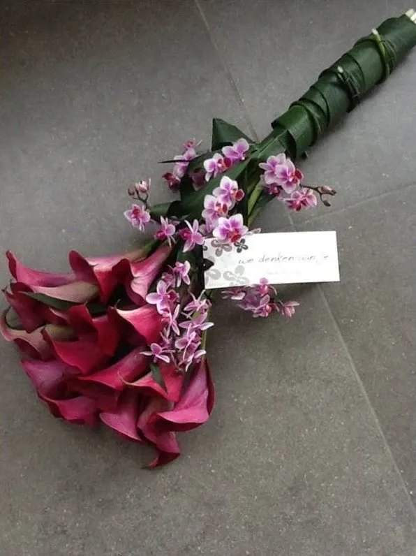 Rouwboeket van bordeauxrode calla’s en roze orchideeën