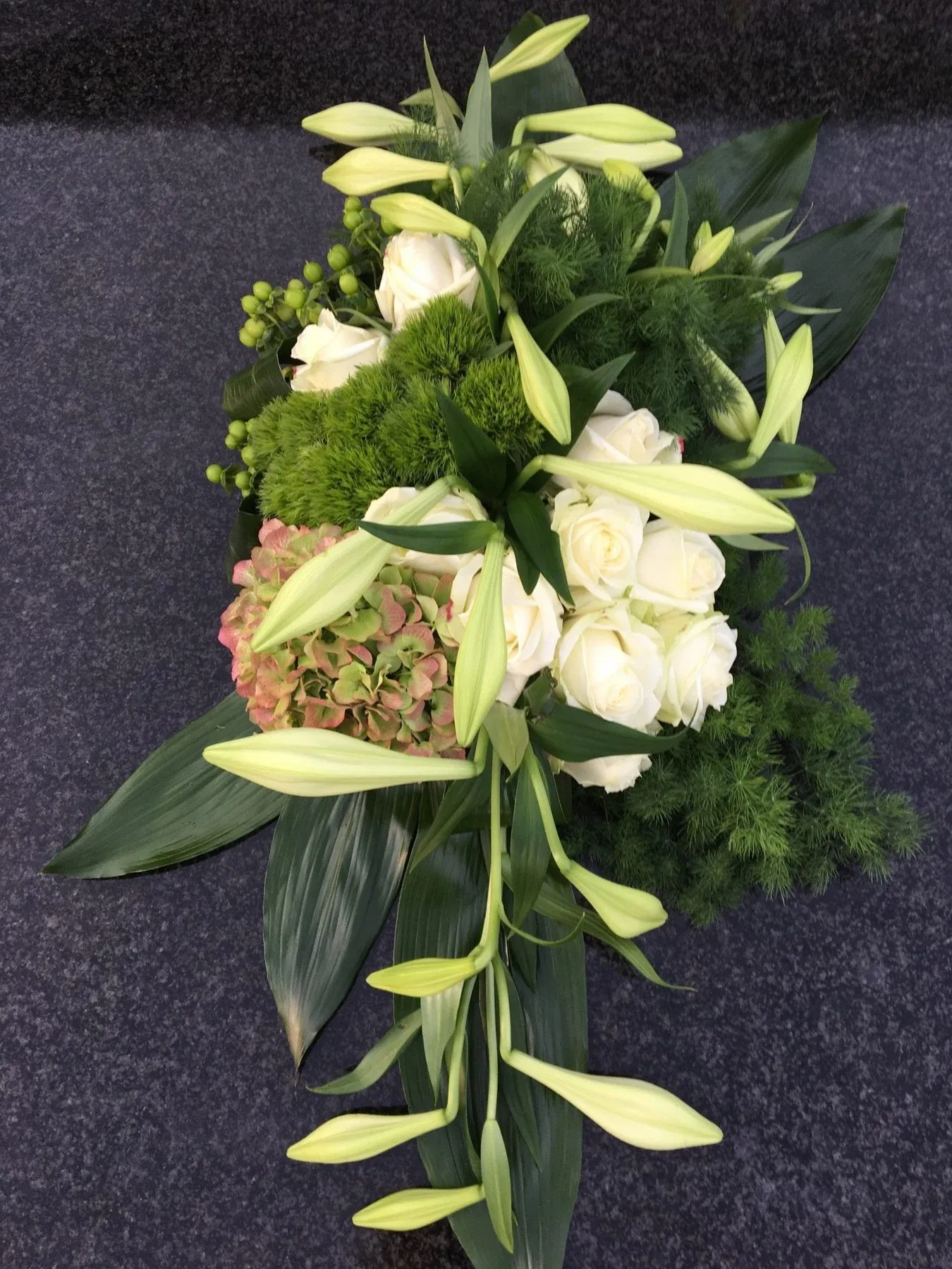 Rouwstuk met witte lelies, rozen en hortensia