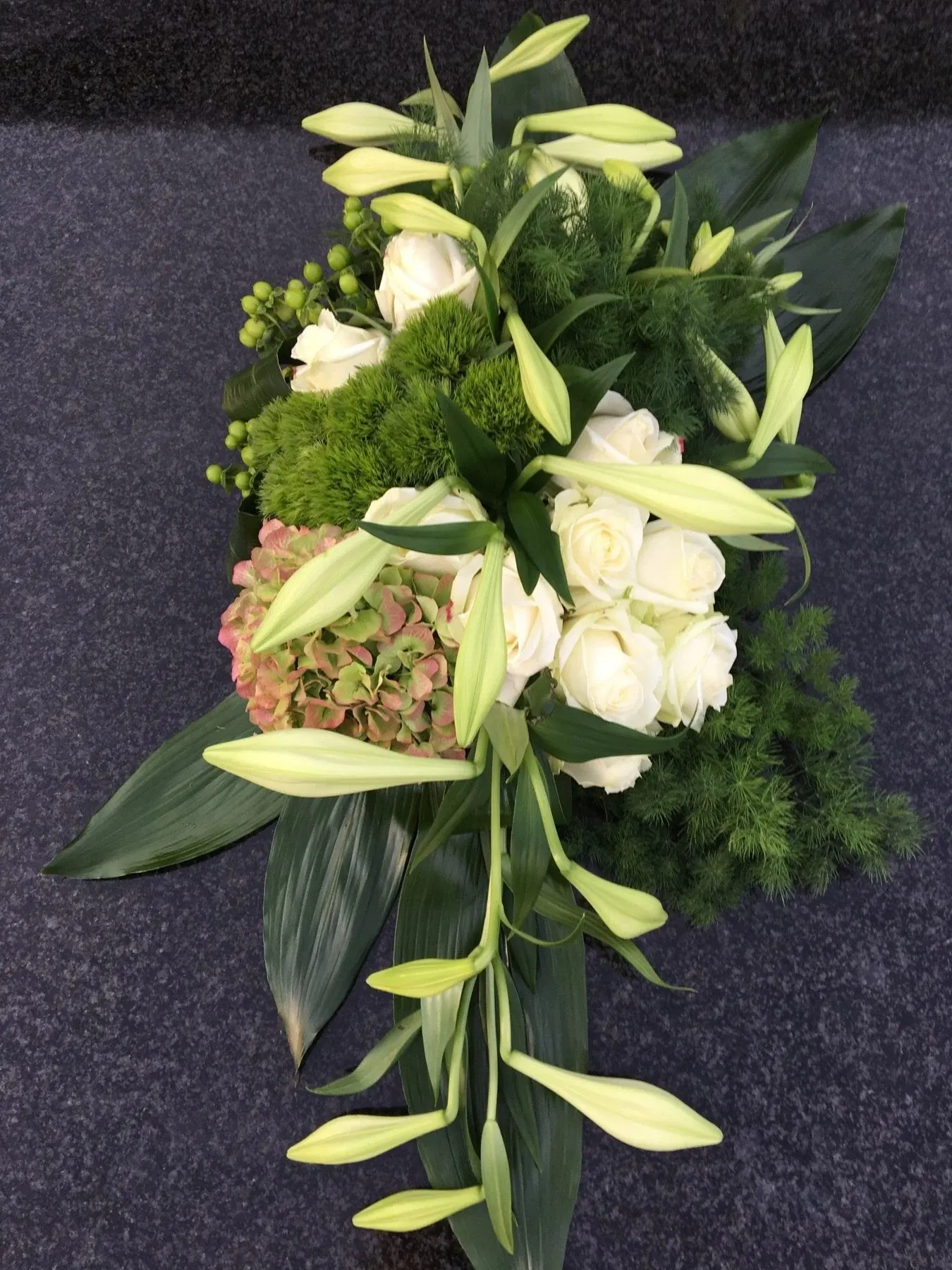 Rouwstuk met witte lelies, rozen en hortensia