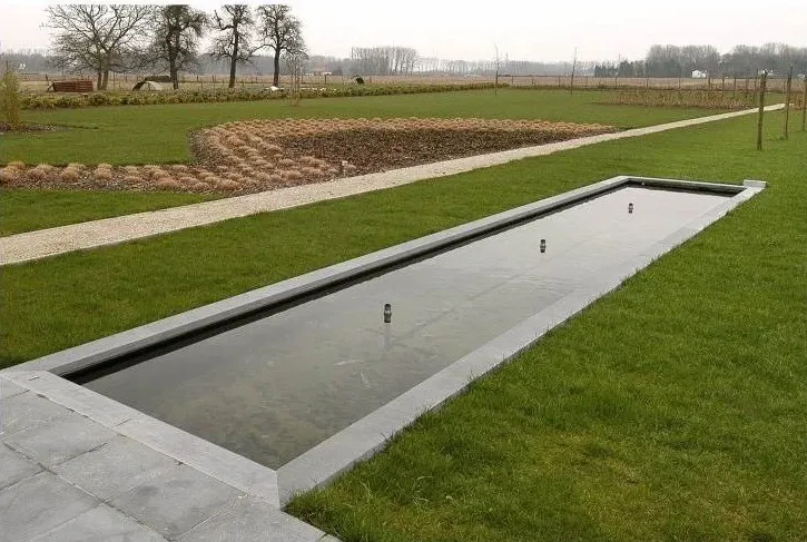 Langgerekte waterpartij in een gazon van een nieuwe tuin